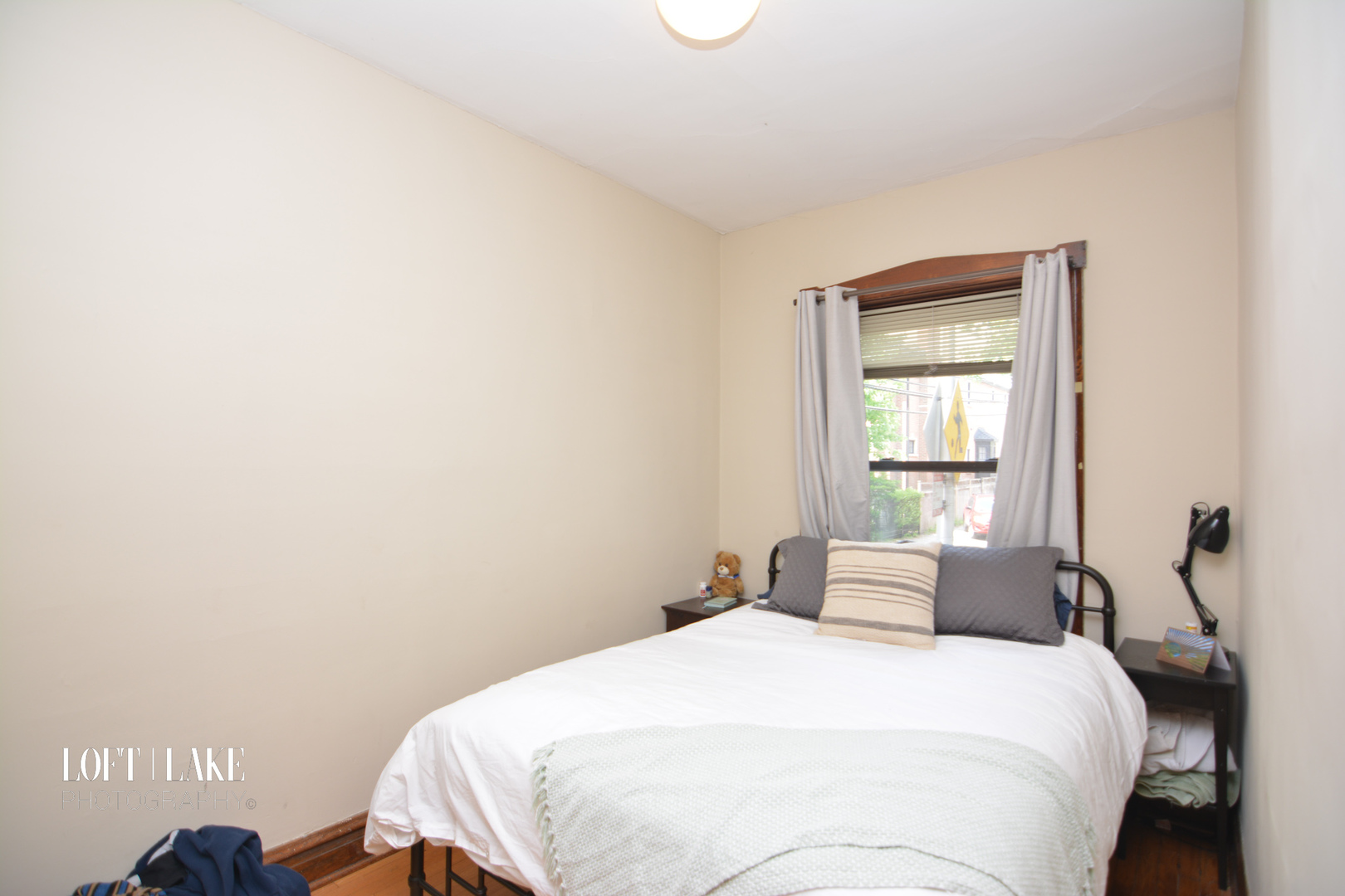 1611 West Grace Street, Unit 1 Chicago, IL 60613 - Photo 3 of 9 a bedroom with a bed and a window
