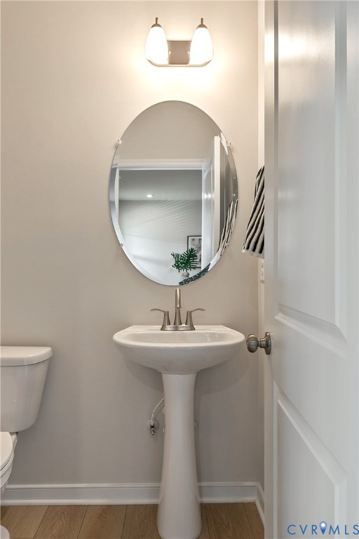 1459 Overbrook Road Richmond, VA 23220 - Photo 17 of 39 a bathroom with a sink toilet and mirror