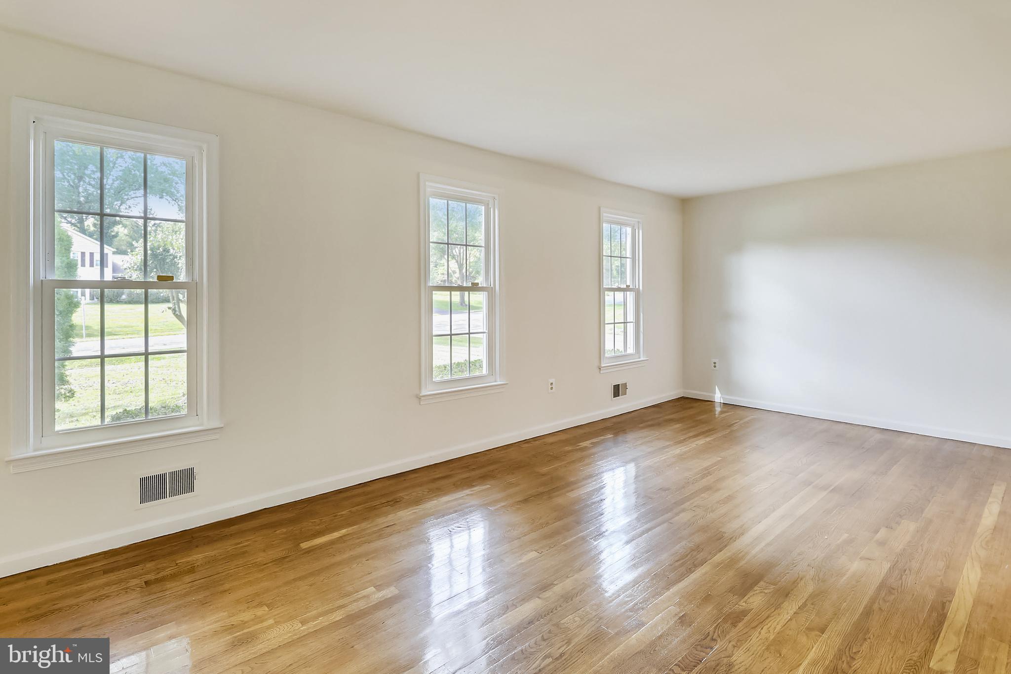 14825 Notley Road Silver Spring, MD 20905 - Photo 9 of 60 Living room