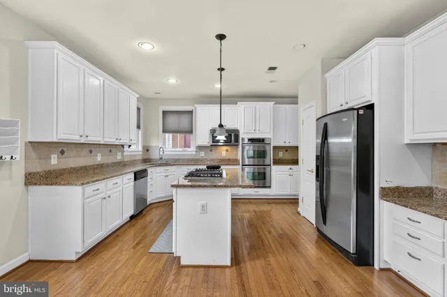 a view of empty room with ceiling fan