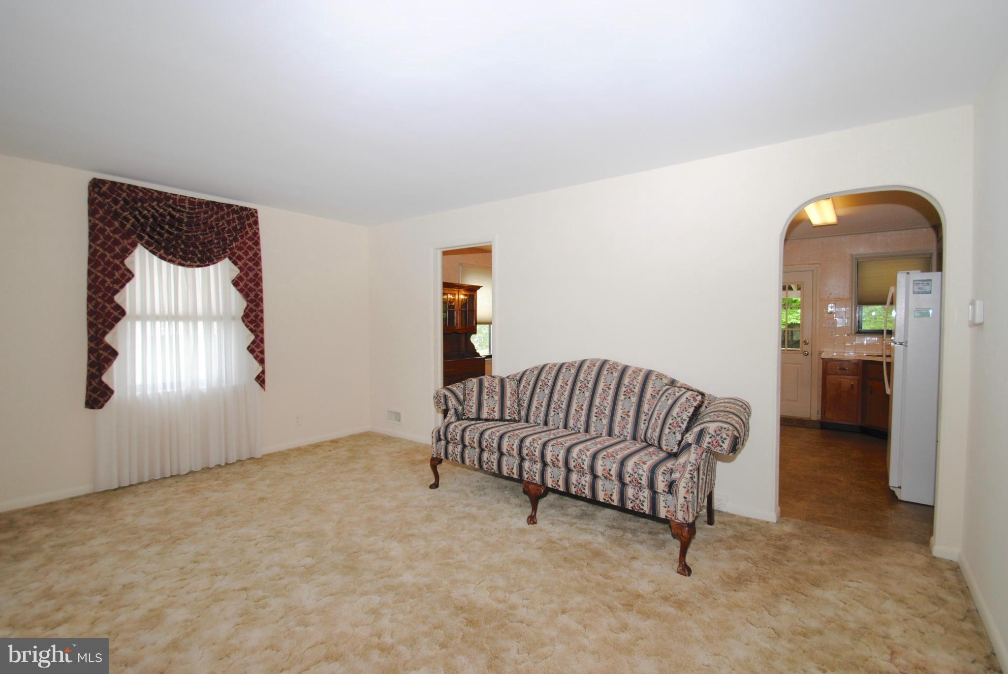 215 Arundel Road Pasadena, MD 21122 - Photo 3 of 19 Living Room