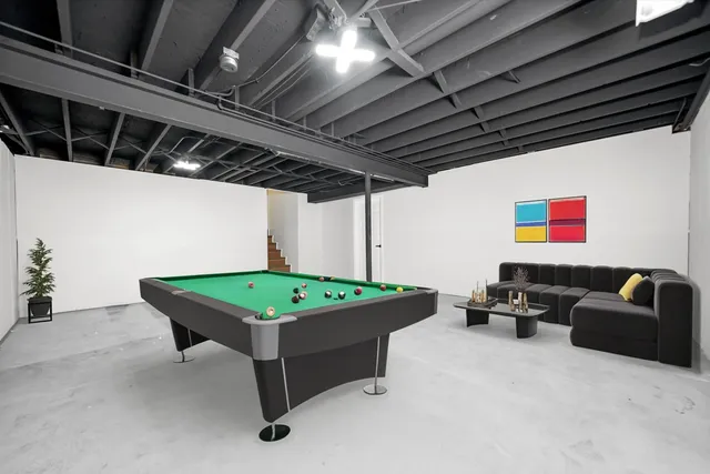 a view of a house with backyard