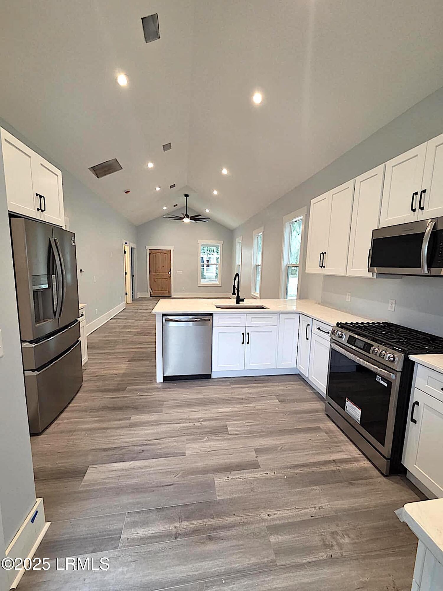824 15th Street Port Royal, SC 29935 - Photo 6 of 14 Kitchen4