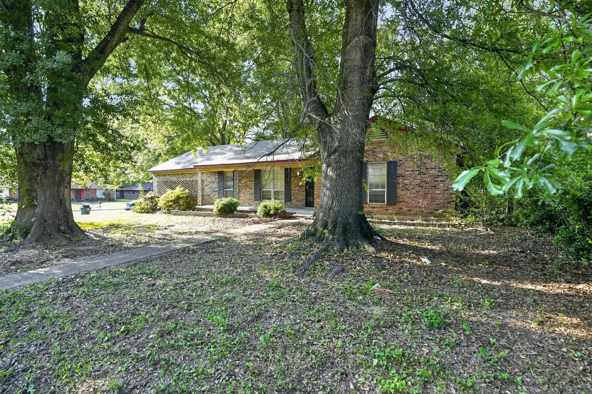 2015 East Holmes Road Memphis, TN 38116 - Photo 4 of 34 a view of house with yard and sitting area