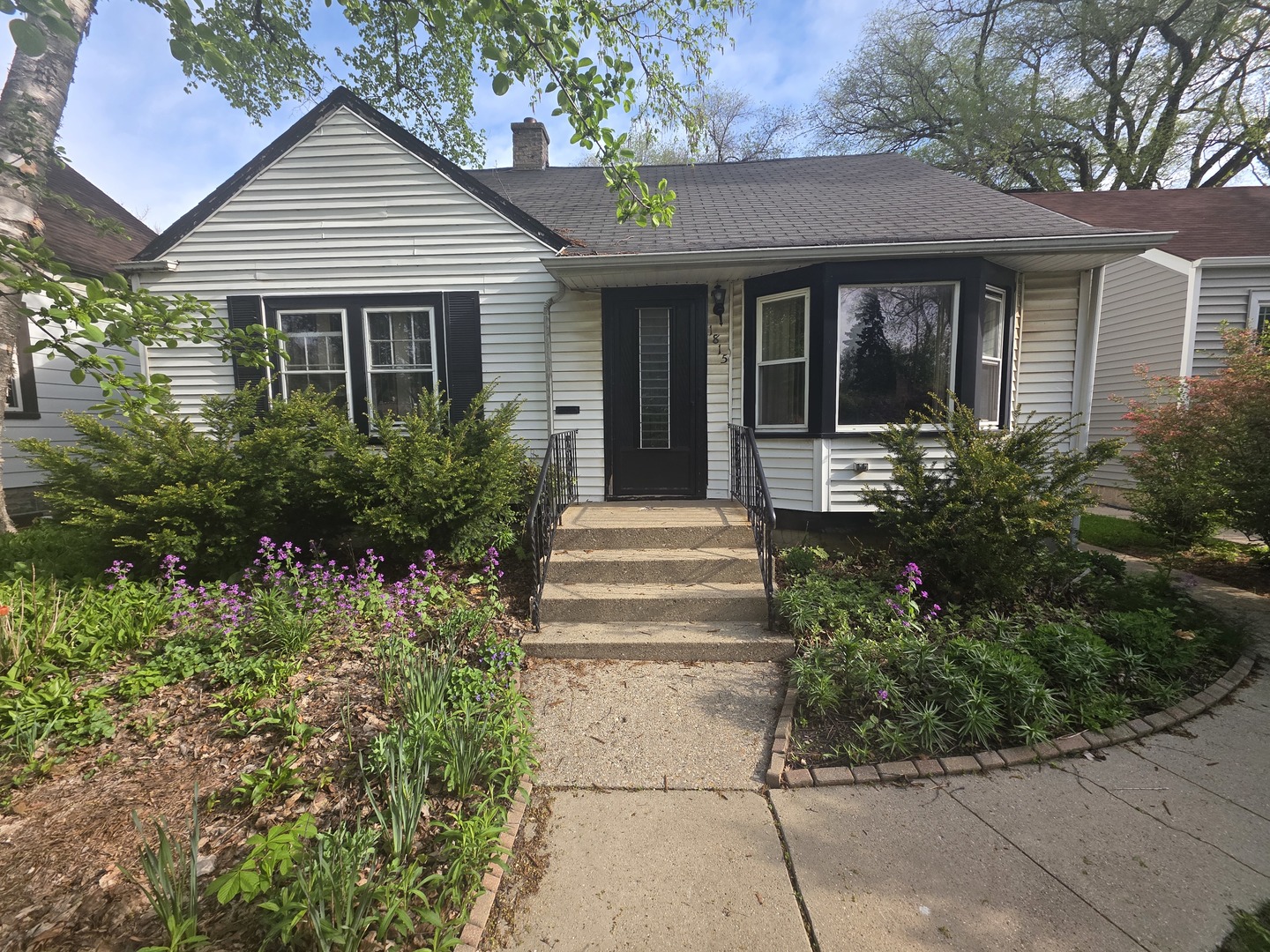 1815 Cleveland Street Evanston, IL 60202 - Photo 5 of 22 a front view of a house with garden