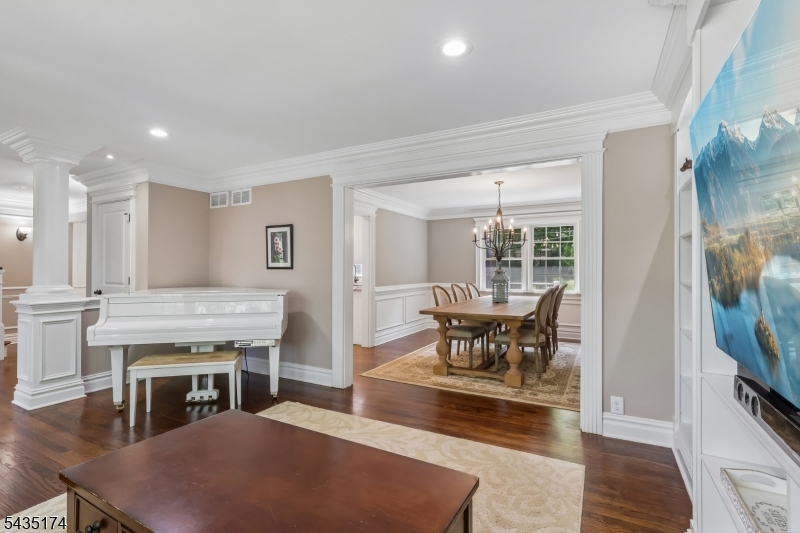 27 Burlington Road Berkeley Heights, NJ 07974 - Photo 4 of 37