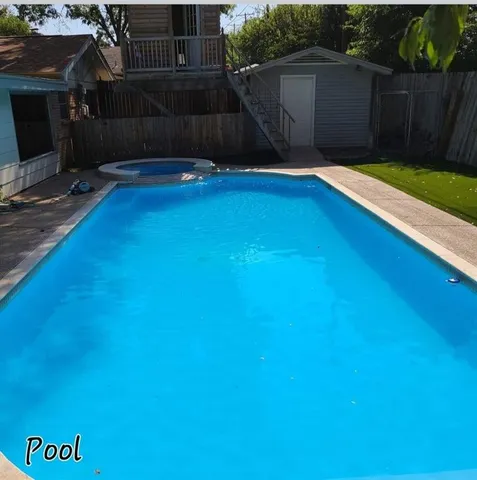 a view of a backyard