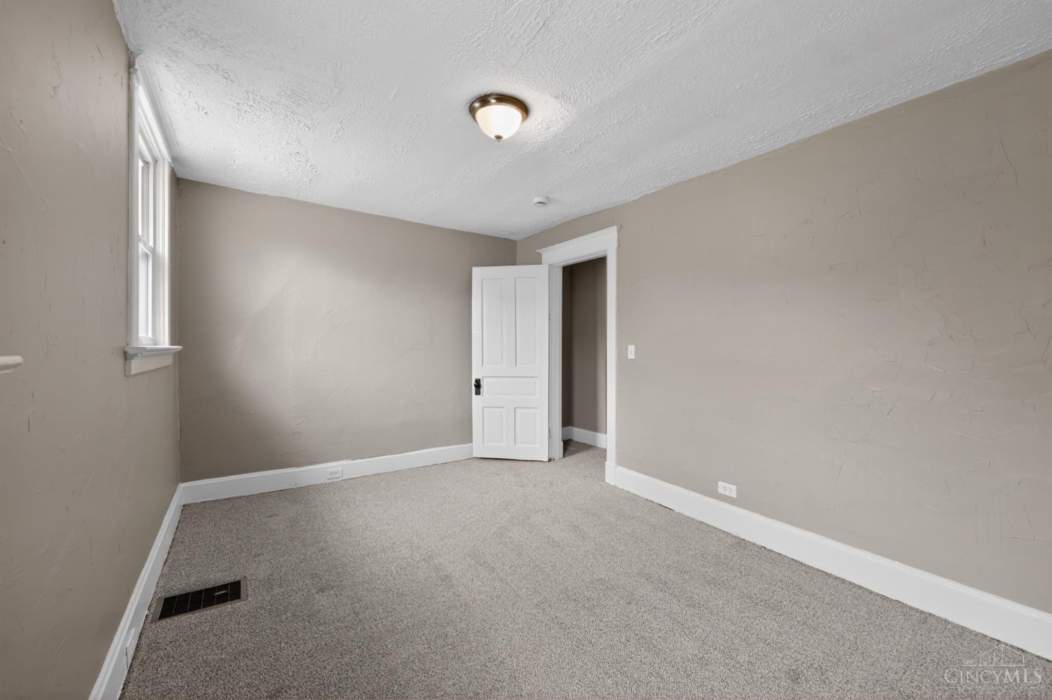 4938 Plainville Road Cincinnati, OH 45227 - Photo 7 of 34