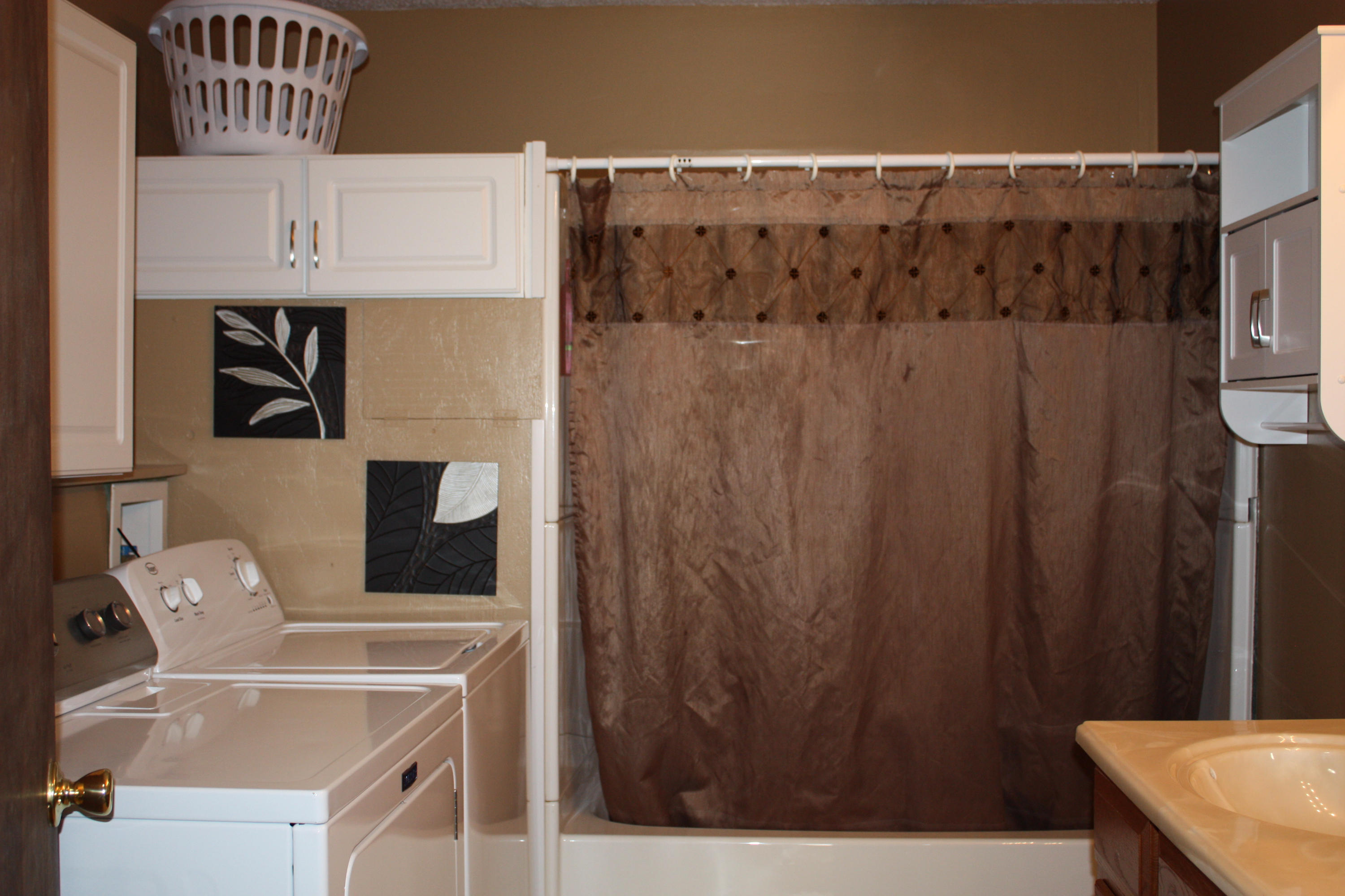 346 John King Road Crestview, FL 32539 - Photo 17 of 43 Bathroom2laundry