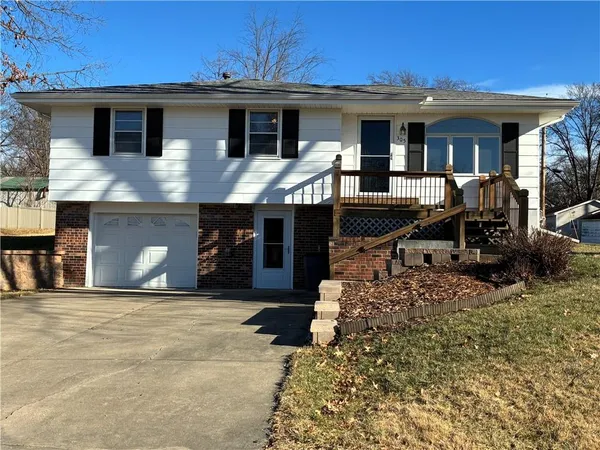 $289,900 | 305 North 4th Street, Gower, MO 64454