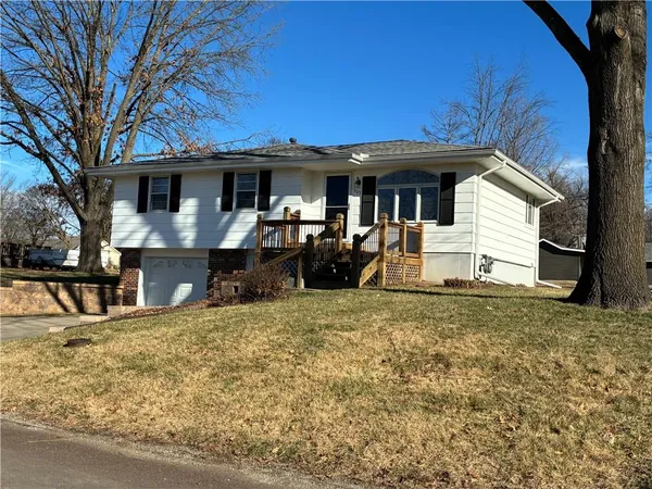 $289,900 | 305 North 4th Street, Gower, MO 64454
