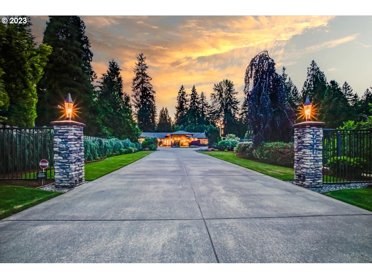 1531 Southeast 26th Drive Gresham, OR 97080 - Photo 6 of 44 a view of outdoor space yard and entertaining space