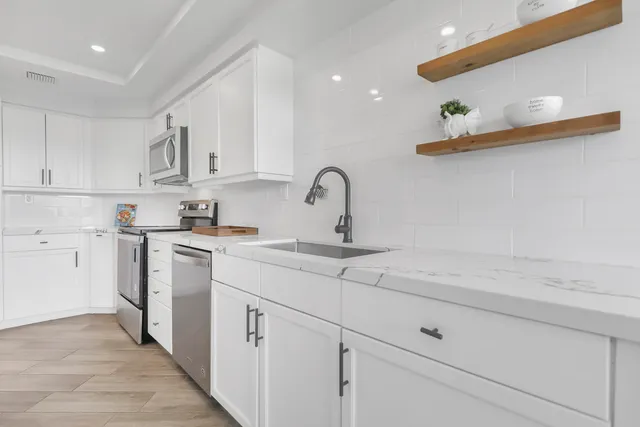 $748,000 | 910 Island Drive, Unit 406, Rancho Mirage, CA 92270