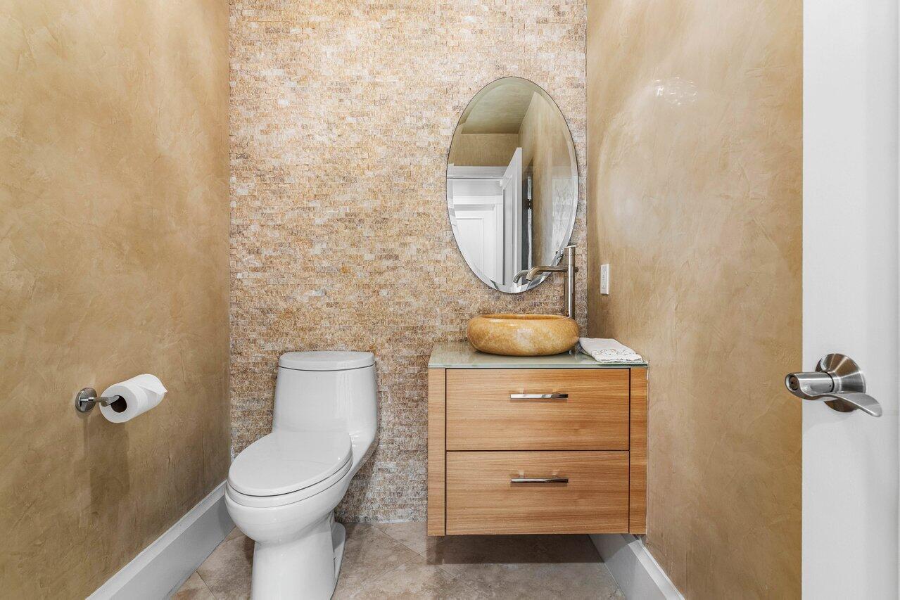 17111 Huntington Park Way Boca Raton, FL 33496 - Photo 22 of 59 Powder room