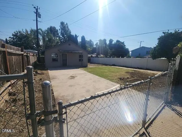 a view of a backyard