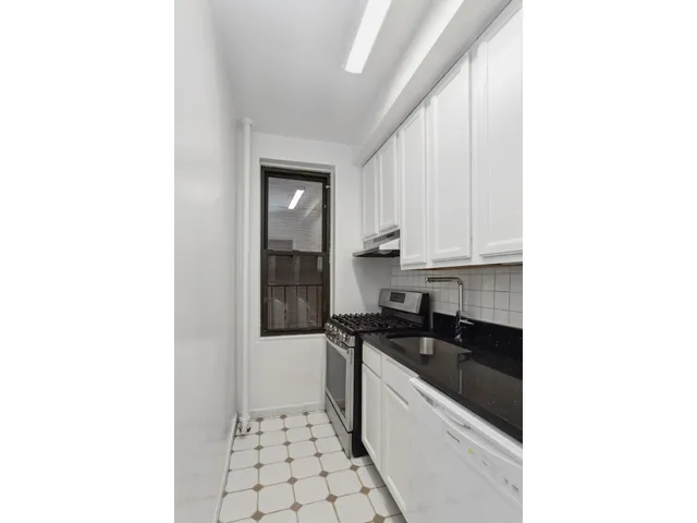 $470,000 | 222 East 35th Street, Unit 2F | Murray Hill