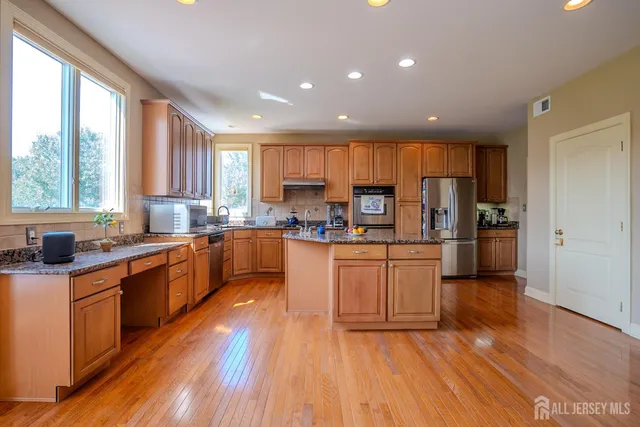 a en suite bathroom with a double vanity sink and mirror