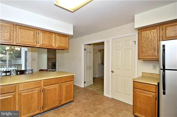 13400 Autumn Ridge Lane Silver Spring, MD 20906 - Photo 5 of 18 Kitchen Island