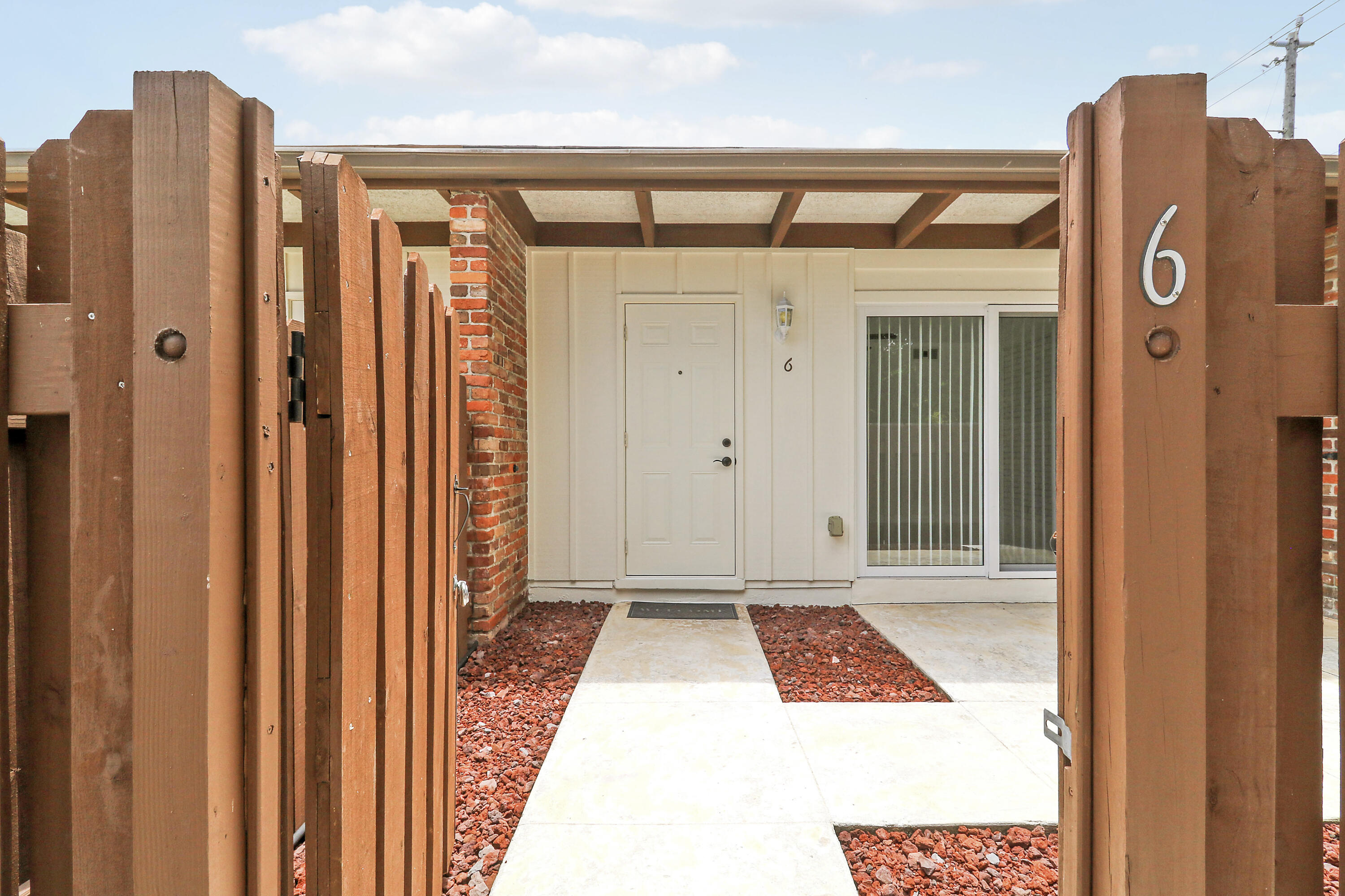 704 Omar Road, Unit 6 West Palm Beach, FL 33405 - Photo 4 of 17 House-20