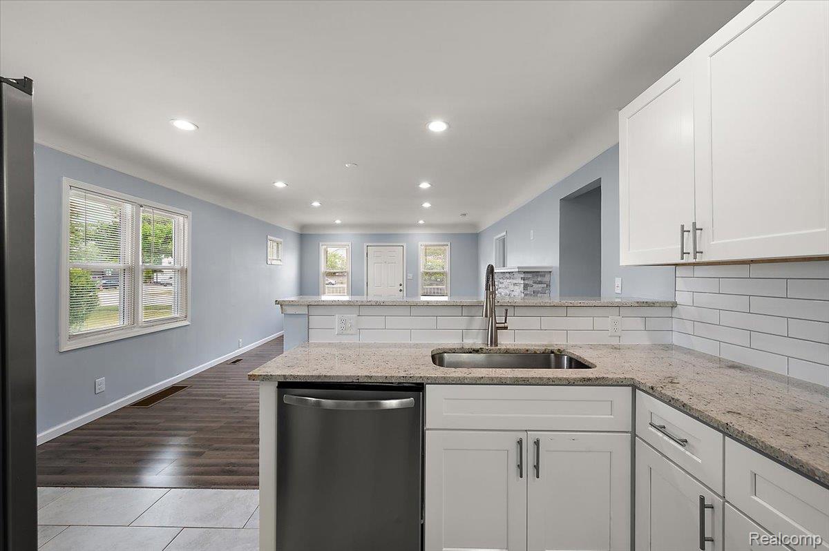 233 West 11 Mile Road Madison Heights, MI 48071 - Photo 13 of 44 Amazing Natural Light
