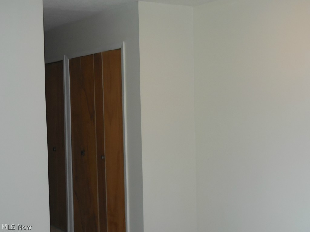 5721 Som Center Road, Unit 21 Solon, OH 44139 - Photo 5 of 11 Hallway with wall to wall carpeting leads to bedrooms and Full Bath.