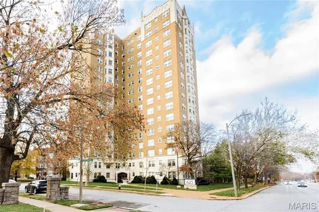 $217,500 | 625 South Skinker Boulevard, Unit 202, St. Louis, MO 63105