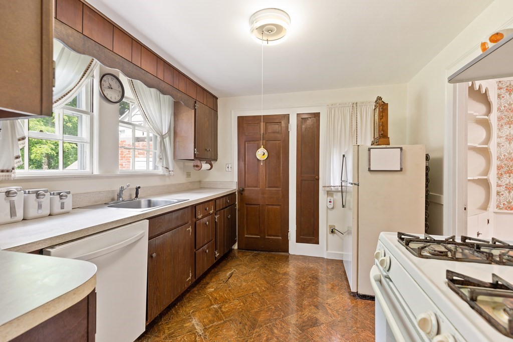 17 Webster Road Milton, MA 02186 - Photo 11 of 27