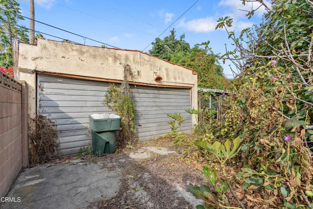 a view of a back yard of the house
