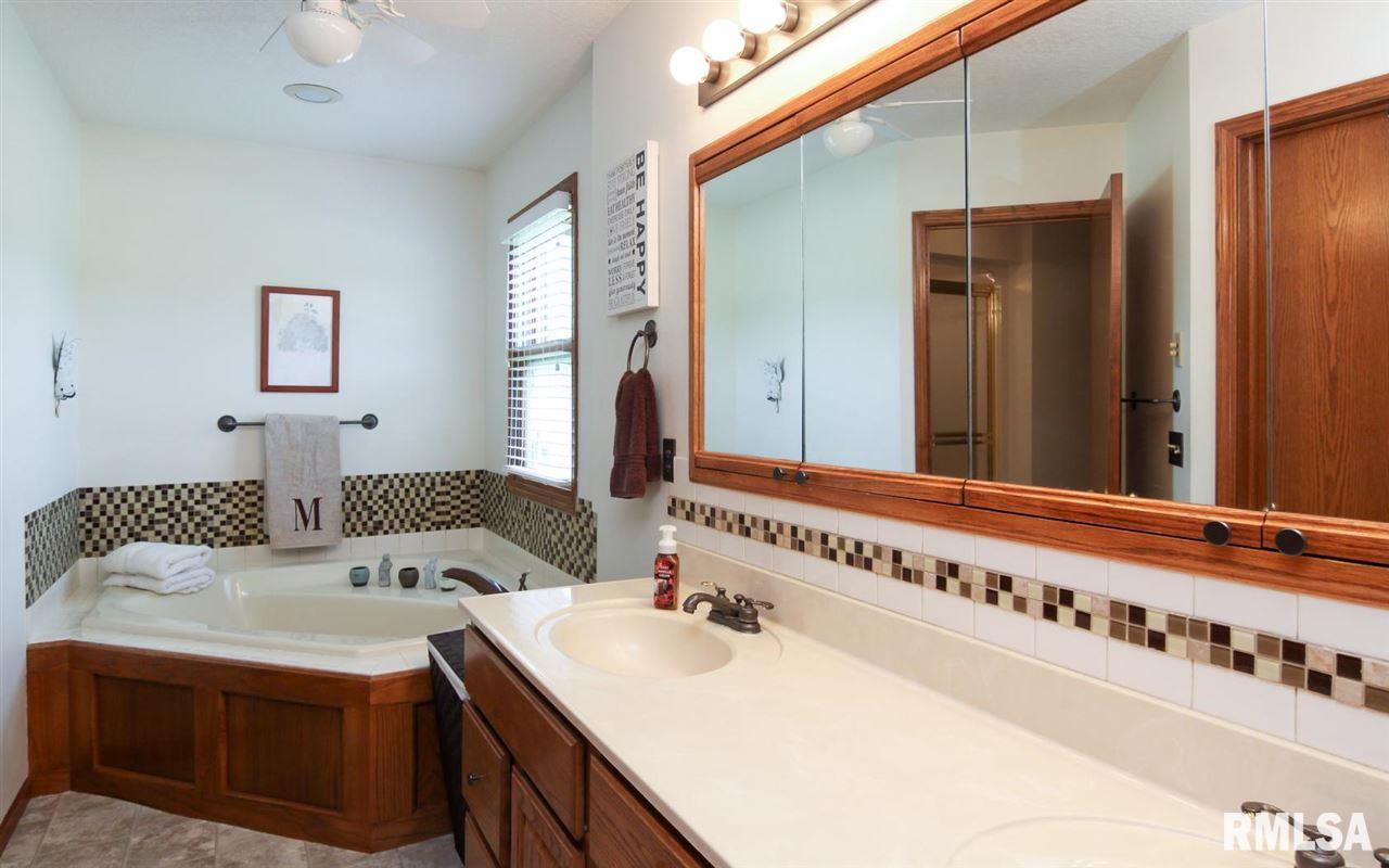 5263 Remington Road Bettendorf, IA 52722 - Photo 10 of 24 Gallery Image 10