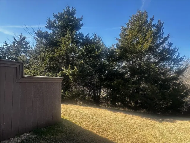 a view of a backyard