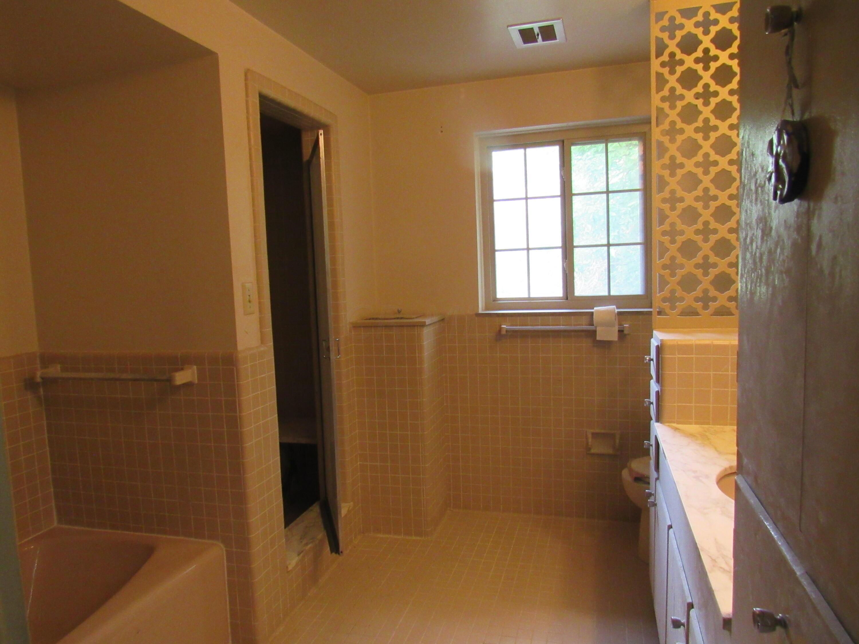 2551 Charing Road, Unit 6 Upper Arlington, OH 43221 - Photo 15 of 29 Owner's Suite Bath
