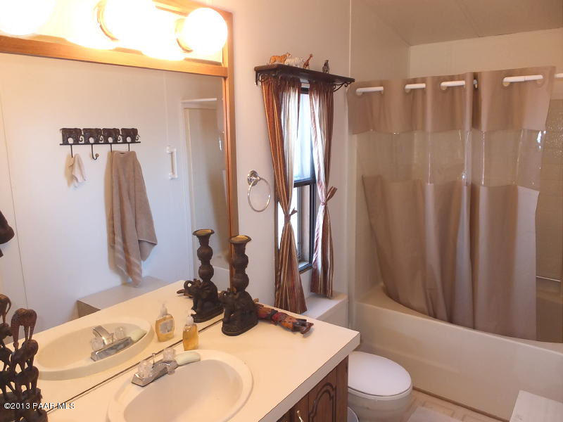 10233 Black Angus Road Dewey, AZ 86327 - Photo 22 of 32 Master Bathroom