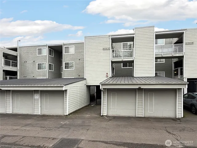$350,000 | 22215 6th Avenue South, Unit 106, Des Moines, WA 98198