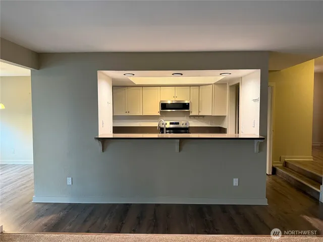 $350,000 | 22215 6th Avenue South, Unit 106, Des Moines, WA 98198