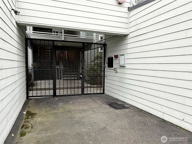 $350,000 | 22215 6th Avenue South, Unit 106, Des Moines, WA 98198