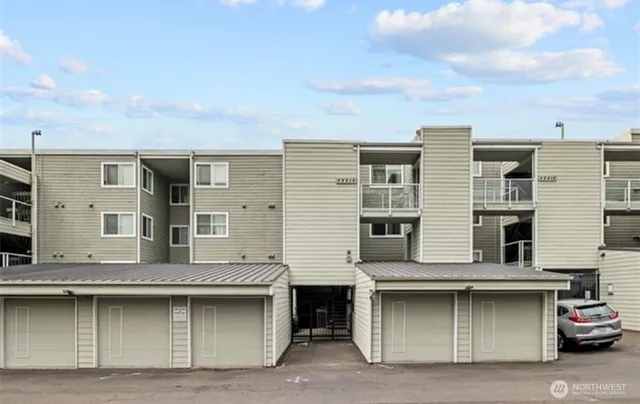 $350,000 | 22215 6th Avenue South, Unit 106, Des Moines, WA 98198