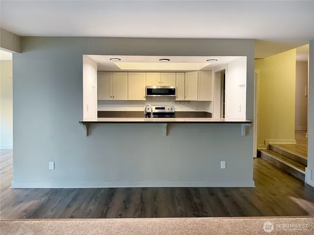 $350,000 | 22215 6th Avenue South, Unit 106, Des Moines, WA 98198