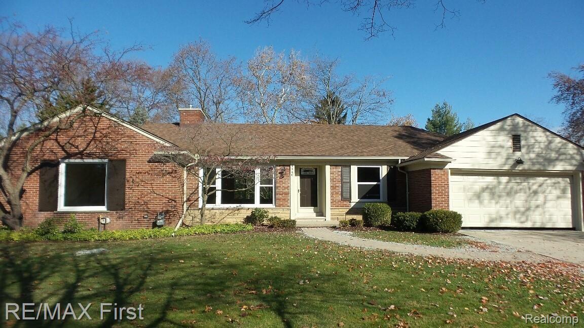 1140 South Renaud Road Grosse Pointe, MI 48236 - Photo 1 of 31 20201110_111834_resized.jpg