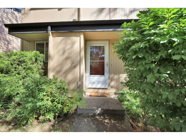 a view of a front of house with a yard