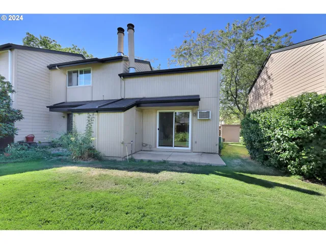 a view of a back yard of the house