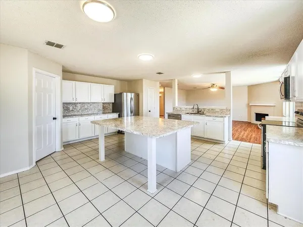 $2,950 | 601 Jagera Way, Arlington, TX 76002