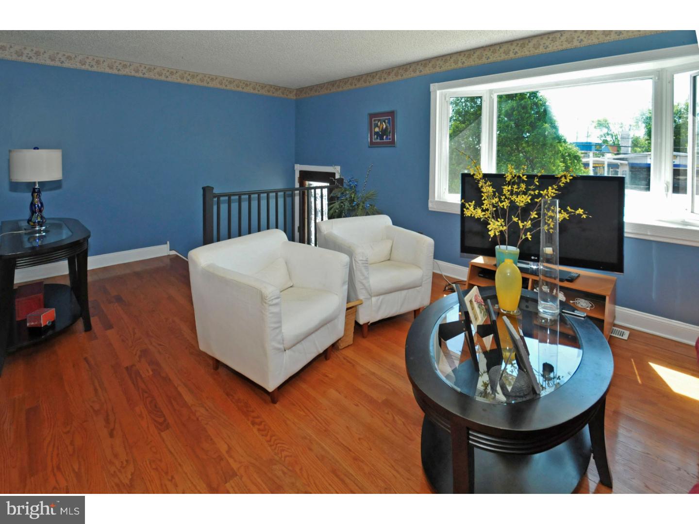 12204 Academy Road Philadelphia, PA 19154 - Photo 5 of 24 Living Room
