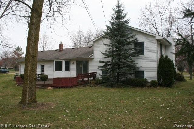 445 Inverness Street Howell, MI 48843 - Photo 3 of 20 Back/Side