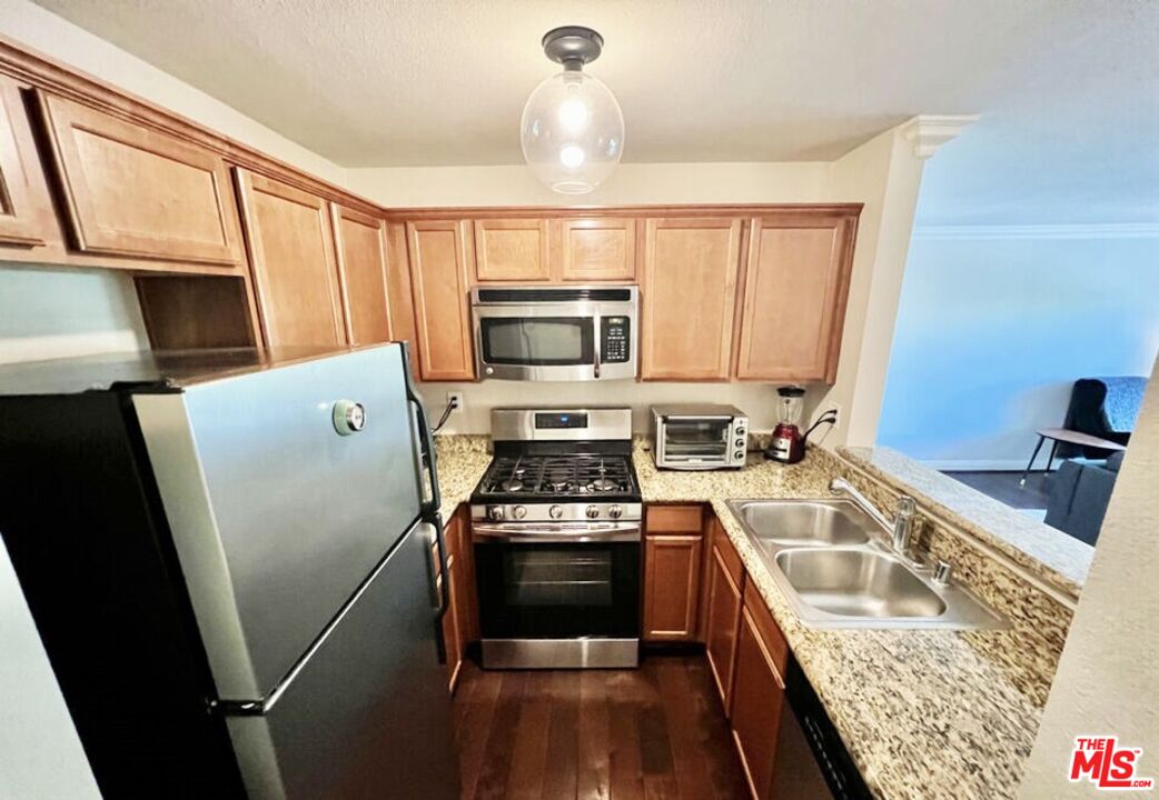 355 North Maple Street, Unit 201 Burbank, CA 91505 - Photo 11 of 42