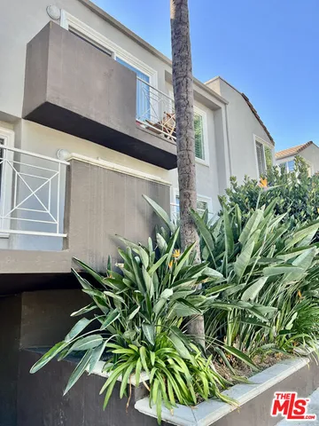 $2,900 | 355 North Maple Street, Unit 201, Burbank, CA 91505