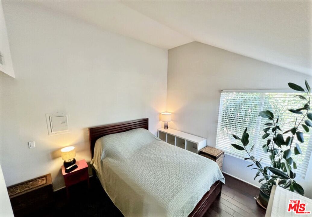 355 North Maple Street, Unit 201 Burbank, CA 91505 - Photo 14 of 42