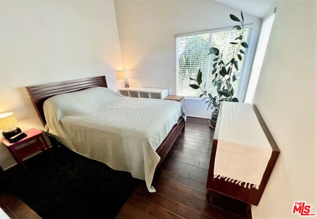 355 North Maple Street, Unit 201 Burbank, CA 91505 - Photo 18 of 42