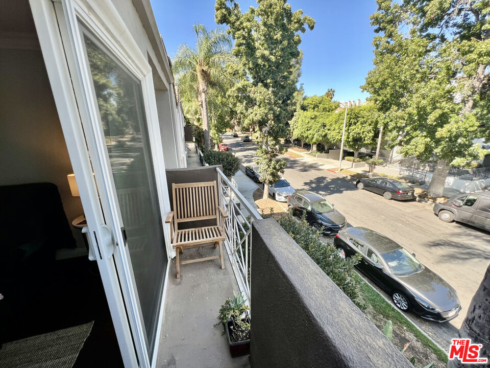 355 North Maple Street, Unit 201 Burbank, CA 91505 - Photo 3 of 42