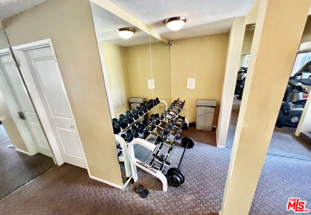 355 North Maple Street, Unit 201 Burbank, CA 91505 - Photo 32 of 42