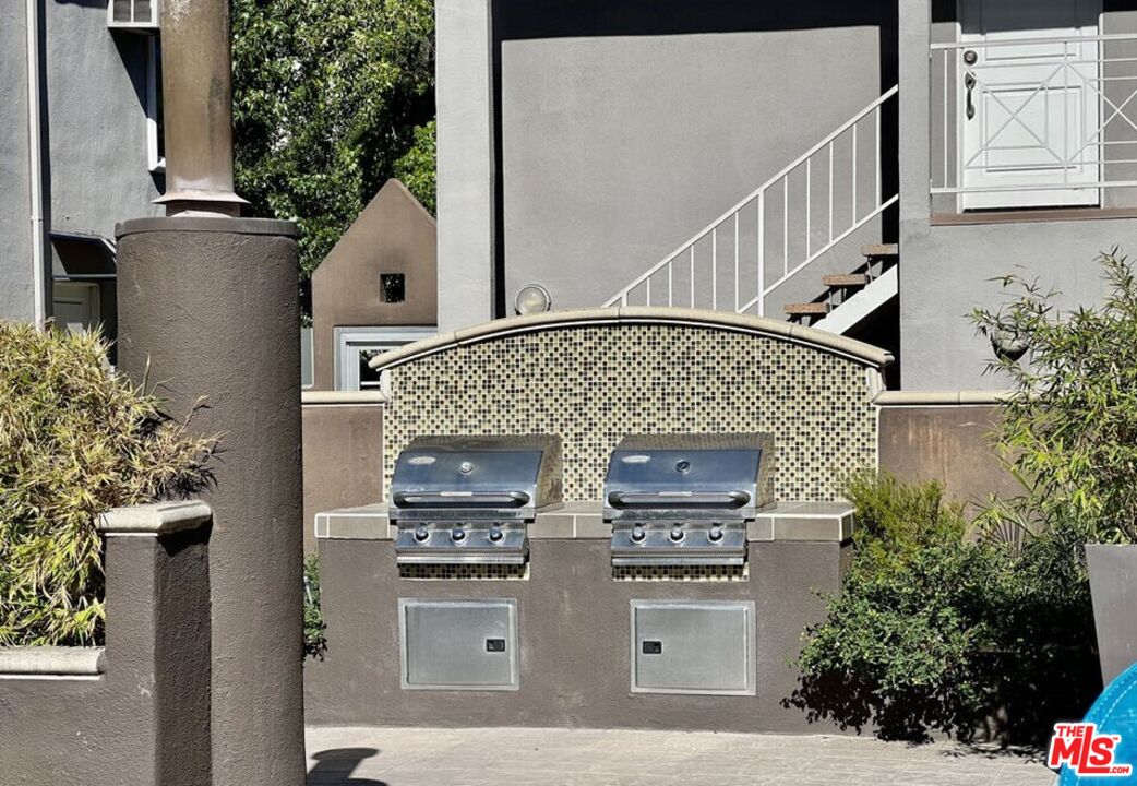 355 North Maple Street, Unit 201 Burbank, CA 91505 - Photo 33 of 42